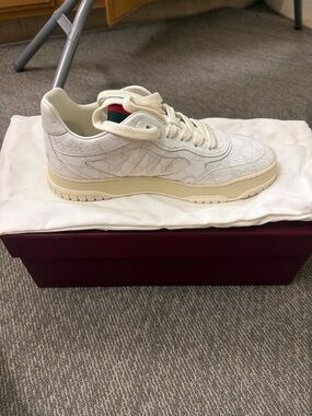 Gucci Off-White Low-Top Sneakers with Red and Green Tongue Detail